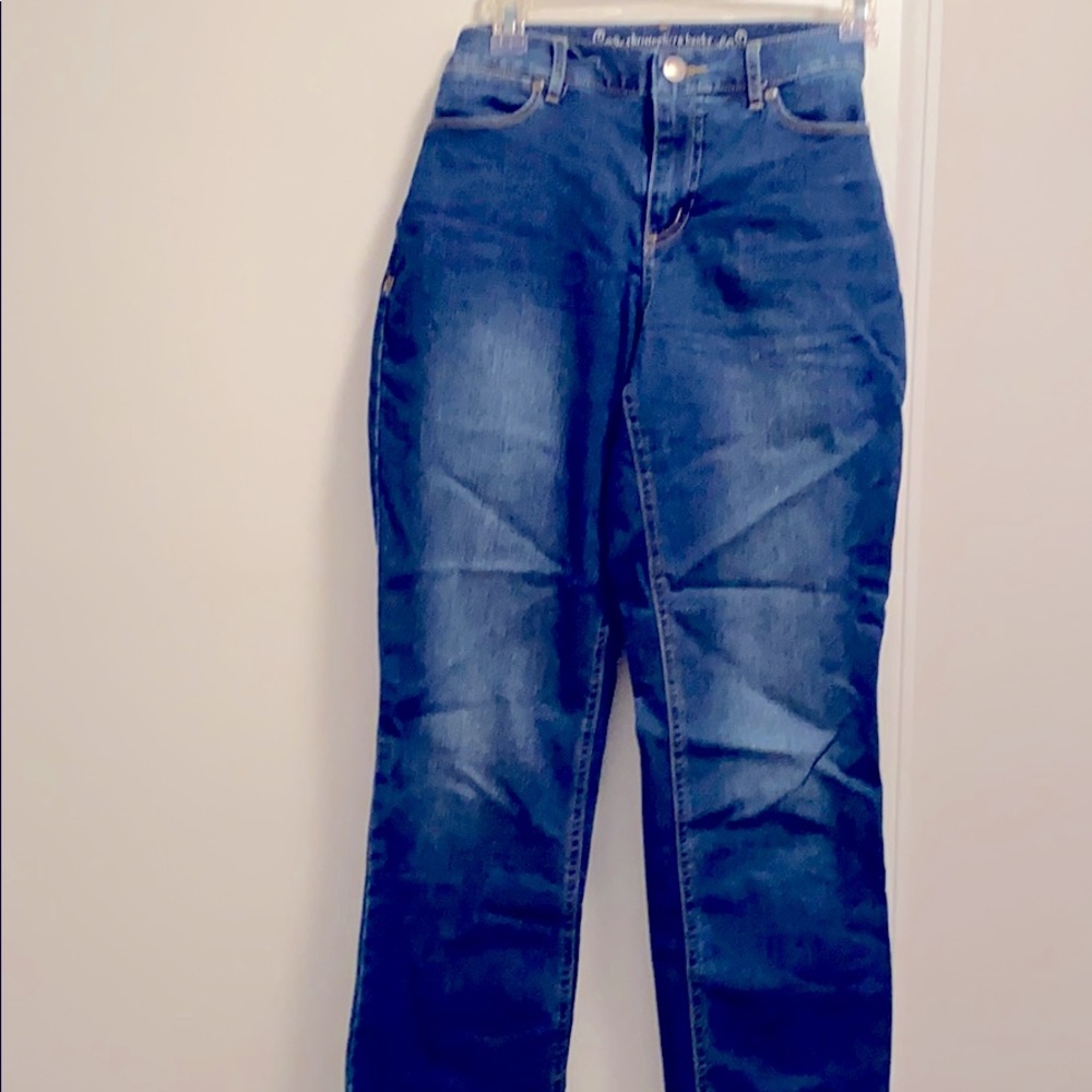 Modern fit jeans with stitching on the pockets.